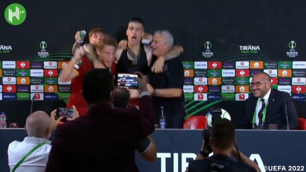 Mourinho departs press conference early to continue AS Roma's celebrations